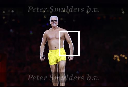 Amsterdam 25 mei 2024
Dries Roelvink treedt op in een gele zwembroek tijdens het toppers concert in de Johan Cruijff arena