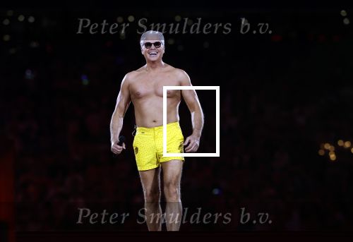 Amsterdam 25 mei 2024
Dries Roelvink treedt op in een gele zwembroek tijdens het toppers concert in de Johan Cruijff arena