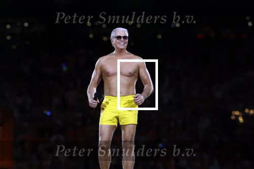 Amsterdam 25 mei 2024
Dries Roelvink treedt op in een gele zwembroek tijdens het toppers concert in de Johan Cruijff arena
