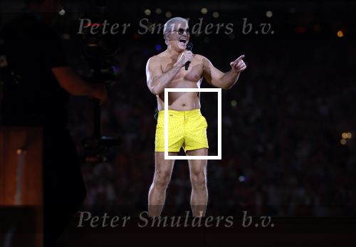 Amsterdam 25 mei 2024
Dries Roelvink treedt op in een gele zwembroek tijdens het toppers concert in de Johan Cruijff arena
