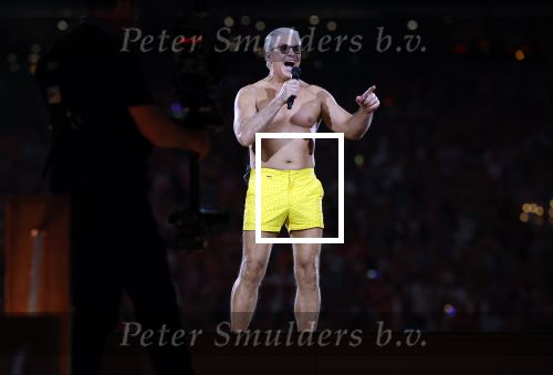 Amsterdam 25 mei 2024
Dries Roelvink treedt op in een gele zwembroek tijdens het toppers concert in de Johan Cruijff arena