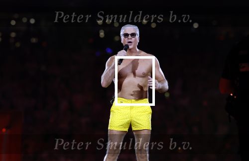 Amsterdam 25 mei 2024
Dries Roelvink treedt op in een gele zwembroek tijdens het toppers concert in de Johan Cruijff arena