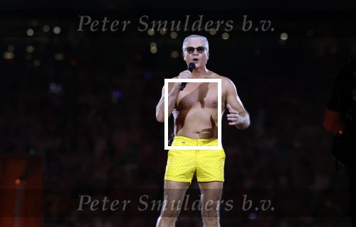 Amsterdam 25 mei 2024
Dries Roelvink treedt op in een gele zwembroek tijdens het toppers concert in de Johan Cruijff arena