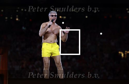 Amsterdam 25 mei 2024
Dries Roelvink treedt op in een gele zwembroek tijdens het toppers concert in de Johan Cruijff arena