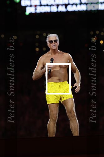 Amsterdam 25 mei 2024
Dries Roelvink treedt op in een gele zwembroek tijdens het toppers concert in de Johan Cruijff arena