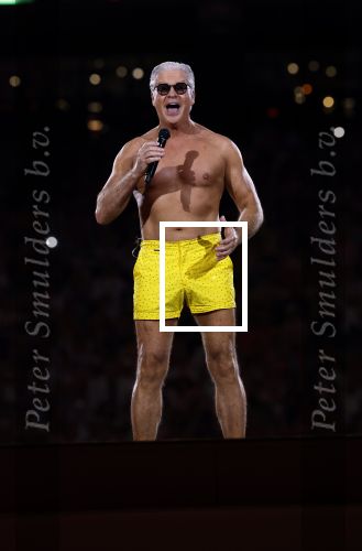 Amsterdam 25 mei 2024
Dries Roelvink treedt op in een gele zwembroek tijdens het toppers concert in de Johan Cruijff arena