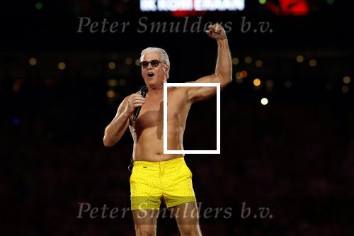 Amsterdam 25 mei 2024
Dries Roelvink treedt op in een gele zwembroek tijdens het toppers concert in de Johan Cruijff arena