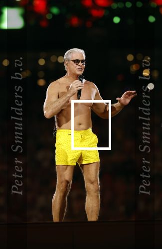 Amsterdam 25 mei 2024
Dries Roelvink treedt op in een gele zwembroek tijdens het toppers concert in de Johan Cruijff arena