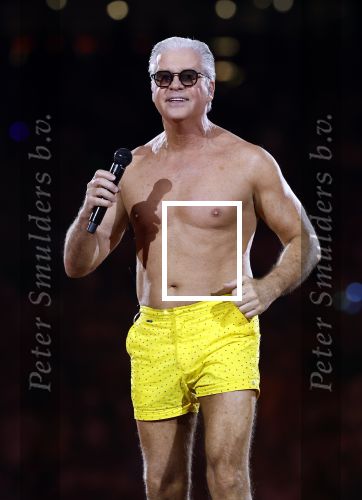Amsterdam 25 mei 2024
Dries Roelvink treedt op in een gele zwembroek tijdens het toppers concert in de Johan Cruijff arena