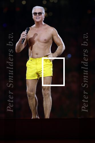 Amsterdam 25 mei 2024
Dries Roelvink treedt op in een gele zwembroek tijdens het toppers concert in de Johan Cruijff arena