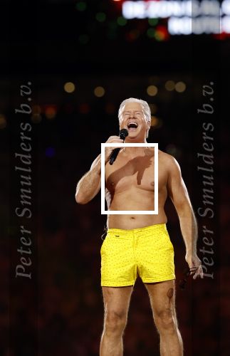 Amsterdam 25 mei 2024
Dries Roelvink treedt op in een gele zwembroek tijdens het toppers concert in de Johan Cruijff arena