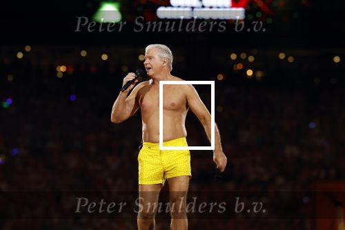 Amsterdam 25 mei 2024
Dries Roelvink treedt op in een gele zwembroek tijdens het toppers concert in de Johan Cruijff arena