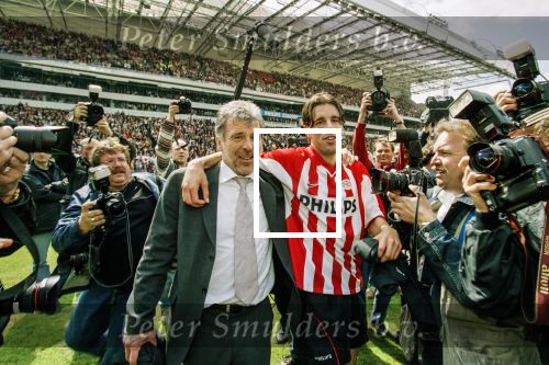 Eindhoven, 6 mei 2001
Eredivisie PSV-SC Heerenveen 3-0
PSV Landskampioen

Eric Gerets en Ruud v Nistelrooy