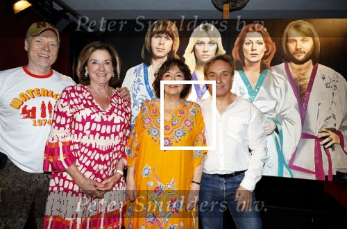 Amsterdam 11 mei 2024
Onthulling kunstwerk Hayo Sol ( schilderij ABBA) door Therese Steinmetz en Philippe Elan. Ook Catherine Keyl is aanwezig in Apollo first Hotel.
