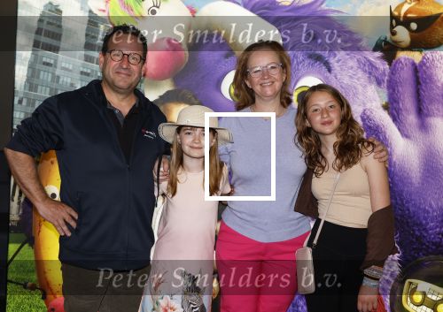 Amsterdam 11 mei 2024
Premiere Fantasievriendjes in Pathe Arena . Hilke Bierman met man en dochters