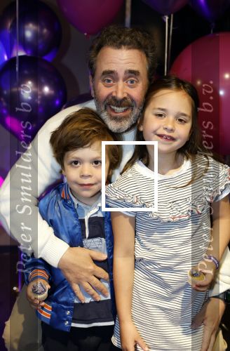 Amsterdam 11 mei 2024
Premiere Fantasievriendjes in Pathe Arena . Horace Cohen met zijn kinderen