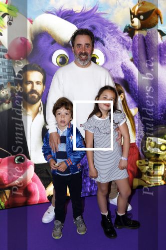 Amsterdam 11 mei 2024
Premiere Fantasievriendjes in Pathe Arena . Horace Cohen met zijn kinderen