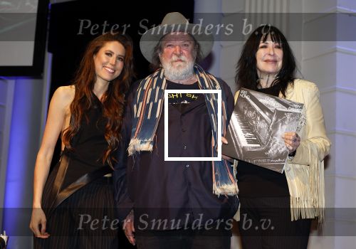 Amsterdam 10 mei 2024
CD Presentatie Iris Hond in het concertgebouw. Iris met Henk Schiffmachefr en zijn vrouw Louise