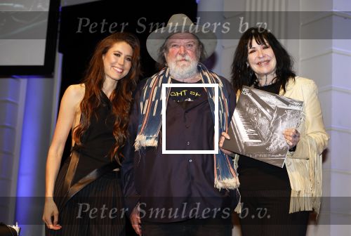 Amsterdam 10 mei 2024
CD Presentatie Iris Hond in het concertgebouw. Iris met Henk Schiffmachefr en zijn vrouw Louise