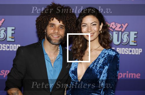 Amsterdam 13 mei 2024
Premiere Crazy House in Tuschinski. De cast met oa Alicia Silverstone Gaite Jansen Matti Stooker Chris Peters Victoria Koblenko Maarten Swart en Steffen Haars . Greg Shapiro presenteert de avond. Jermaine Fleur met partner