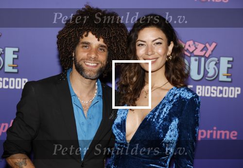 Amsterdam 13 mei 2024
Premiere Crazy House in Tuschinski. De cast met oa Alicia Silverstone Gaite Jansen Matti Stooker Chris Peters Victoria Koblenko Maarten Swart en Steffen Haars . Greg Shapiro presenteert de avond. Jermaine Fleur met partner