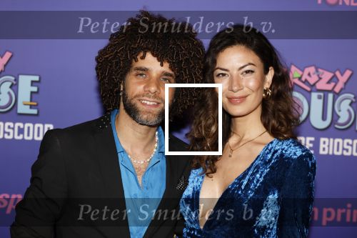 Amsterdam 13 mei 2024
Premiere Crazy House in Tuschinski. De cast met oa Alicia Silverstone Gaite Jansen Matti Stooker Chris Peters Victoria Koblenko Maarten Swart en Steffen Haars . Greg Shapiro presenteert de avond. Jermaine Fleur met partner