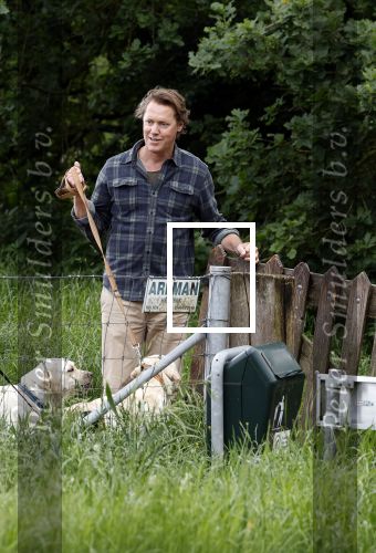 Blaricum 25 mei 2024
Linda de Mol en haar vriend Jeroen Rietbergen gaan met hun twee labradors wandelen op de hei bij Blaricum .