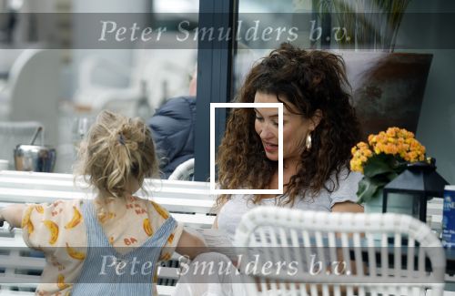 Amsterdam 15 mei 2024
Katja Schuurman met haar dochtertje Coco op terras bij het Gelderlandplein.