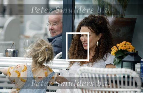 Amsterdam 15 mei 2024
Katja Schuurman met haar dochtertje Coco op terras bij het Gelderlandplein.