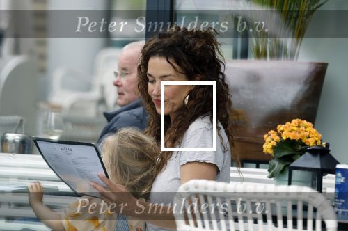Amsterdam 15 mei 2024
Katja Schuurman met haar dochtertje Coco op terras bij het Gelderlandplein.