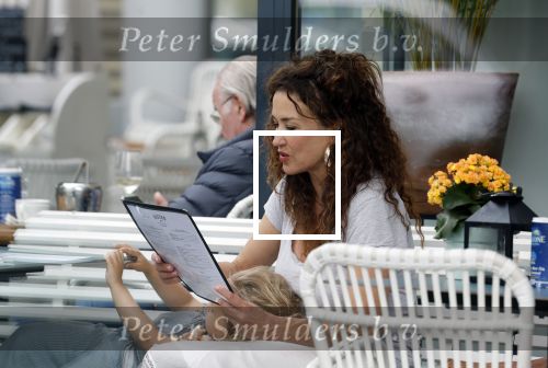 Amsterdam 15 mei 2024
Katja Schuurman met haar dochtertje Coco op terras bij het Gelderlandplein.