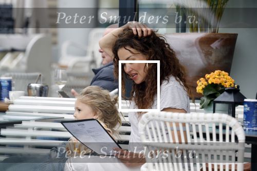 Amsterdam 15 mei 2024
Katja Schuurman met haar dochtertje Coco op terras bij het Gelderlandplein.