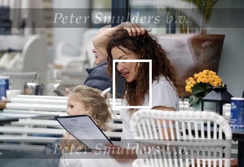 Amsterdam 15 mei 2024
Katja Schuurman met haar dochtertje Coco op terras bij het Gelderlandplein.