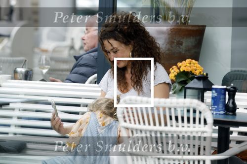 Amsterdam 15 mei 2024
Katja Schuurman met haar dochtertje Coco op terras bij het Gelderlandplein.