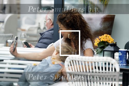 Amsterdam 15 mei 2024
Katja Schuurman met haar dochtertje Coco op terras bij het Gelderlandplein.