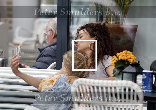 Amsterdam 15 mei 2024
Katja Schuurman met haar dochtertje Coco op terras bij het Gelderlandplein.