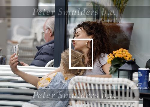 Amsterdam 15 mei 2024
Katja Schuurman met haar dochtertje Coco op terras bij het Gelderlandplein.