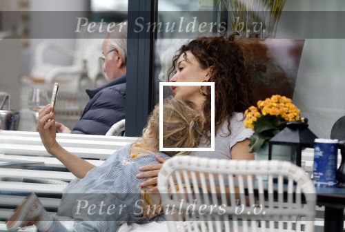 Amsterdam 15 mei 2024
Katja Schuurman met haar dochtertje Coco op terras bij het Gelderlandplein.