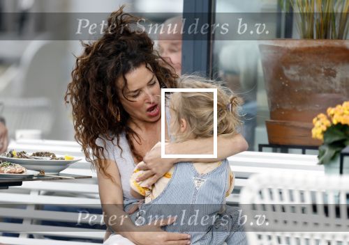 Amsterdam 15 mei 2024
Katja Schuurman met haar dochtertje Coco op terras bij het Gelderlandplein.