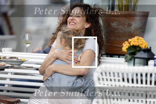 Amsterdam 15 mei 2024
Katja Schuurman met haar dochtertje Coco op terras bij het Gelderlandplein.