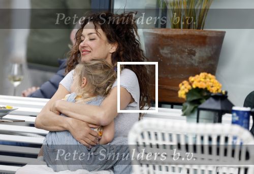 Amsterdam 15 mei 2024
Katja Schuurman met haar dochtertje Coco op terras bij het Gelderlandplein.