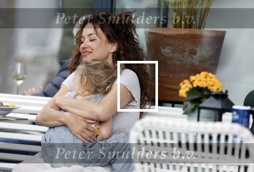 Amsterdam 15 mei 2024
Katja Schuurman met haar dochtertje Coco op terras bij het Gelderlandplein.