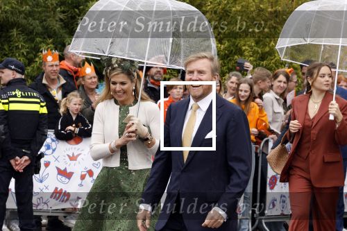 Emmen 27 april 2024
Koningsdag in Emmen met de koninklijke familie . Aanwezig bKoning Willem Alexander Koningin Maxima Prinses Amalia Prinses Alexia Prinses Ariane Prins Constantijn Prinses laurentien Prins Bernhard Prinses Annette Prins Maurits Prinses Marilene Prins Pieter Christiaan Prinses Anita Prins Floris en Prinses Aimee.