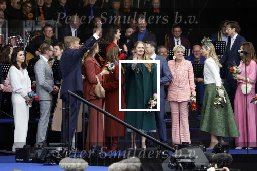 Emmen 27 april 2024
Koningsdag in Emmen met de koninklijke familie . Aanwezig bKoning Willem Alexander Koningin Maxima Prinses Amalia Prinses Alexia Prinses Ariane Prins Constantijn Prinses laurentien Prins Bernhard Prinses Annette Prins Maurits Prinses Marilene Prins Pieter Christiaan Prinses Anita Prins Floris en Prinses Aimee.
