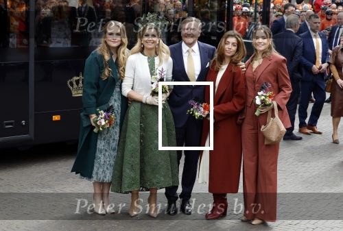 Emmen 27 april 2024
Koningsdag in Emmen met de koninklijke familie . Aanwezig bKoning Willem Alexander Koningin Maxima Prinses Amalia Prinses Alexia Prinses Ariane Prins Constantijn Prinses laurentien Prins Bernhard Prinses Annette Prins Maurits Prinses Marilene Prins Pieter Christiaan Prinses Anita Prins Floris en Prinses Aimee.
