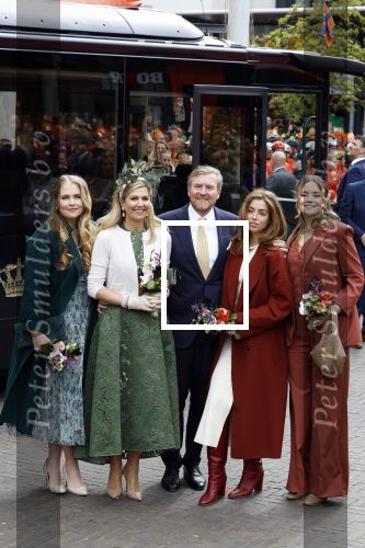 Emmen 27 april 2024
Koningsdag in Emmen met de koninklijke familie . Aanwezig bKoning Willem Alexander Koningin Maxima Prinses Amalia Prinses Alexia Prinses Ariane Prins Constantijn Prinses laurentien Prins Bernhard Prinses Annette Prins Maurits Prinses Marilene Prins Pieter Christiaan Prinses Anita Prins Floris en Prinses Aimee.