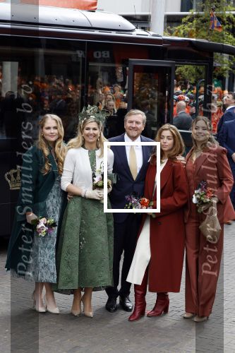 Emmen 27 april 2024
Koningsdag in Emmen met de koninklijke familie . Aanwezig bKoning Willem Alexander Koningin Maxima Prinses Amalia Prinses Alexia Prinses Ariane Prins Constantijn Prinses laurentien Prins Bernhard Prinses Annette Prins Maurits Prinses Marilene Prins Pieter Christiaan Prinses Anita Prins Floris en Prinses Aimee.