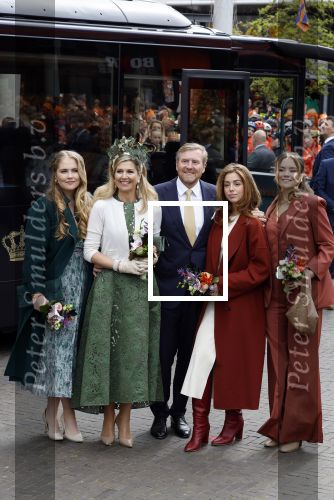 Emmen 27 april 2024
Koningsdag in Emmen met de koninklijke familie . Aanwezig bKoning Willem Alexander Koningin Maxima Prinses Amalia Prinses Alexia Prinses Ariane Prins Constantijn Prinses laurentien Prins Bernhard Prinses Annette Prins Maurits Prinses Marilene Prins Pieter Christiaan Prinses Anita Prins Floris en Prinses Aimee.