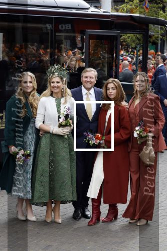 Emmen 27 april 2024
Koningsdag in Emmen met de koninklijke familie . Aanwezig bKoning Willem Alexander Koningin Maxima Prinses Amalia Prinses Alexia Prinses Ariane Prins Constantijn Prinses laurentien Prins Bernhard Prinses Annette Prins Maurits Prinses Marilene Prins Pieter Christiaan Prinses Anita Prins Floris en Prinses Aimee.