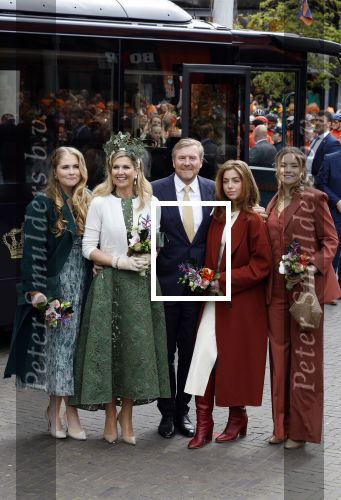 Emmen 27 april 2024
Koningsdag in Emmen met de koninklijke familie . Aanwezig bKoning Willem Alexander Koningin Maxima Prinses Amalia Prinses Alexia Prinses Ariane Prins Constantijn Prinses laurentien Prins Bernhard Prinses Annette Prins Maurits Prinses Marilene Prins Pieter Christiaan Prinses Anita Prins Floris en Prinses Aimee.